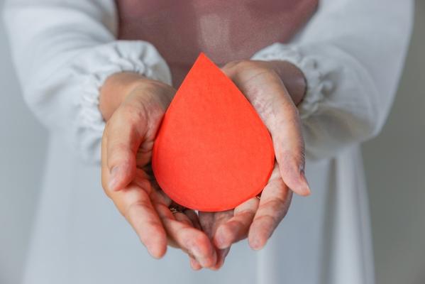 مراحل دم النفاس: متى تعود الدورة الشهرية بعد الولادة؟