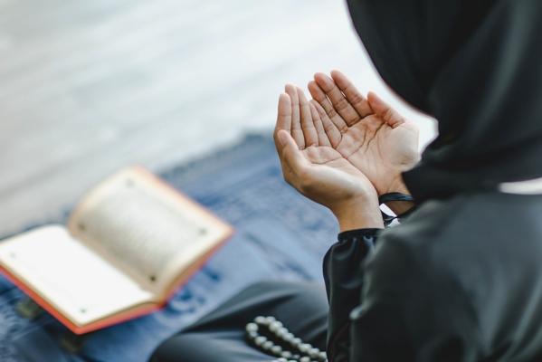 أحكام النفاس والصلاة: متى تصلي المرأة بعد الولادة؟
